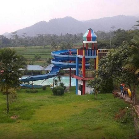 Green Valley Resort Purwokerto Εξωτερικό φωτογραφία