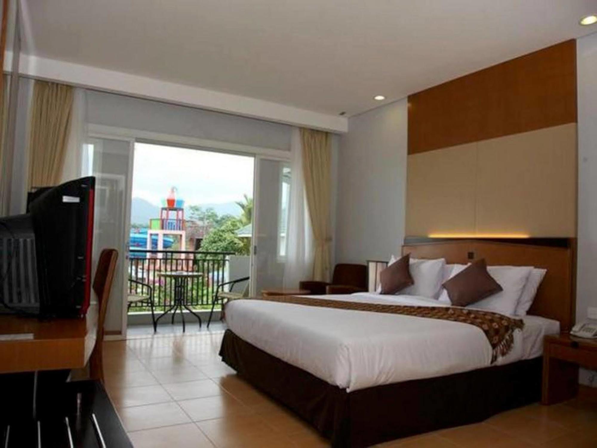 Green Valley Resort Purwokerto Εξωτερικό φωτογραφία